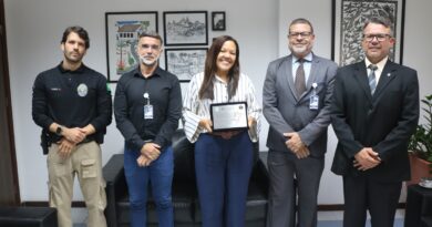 AGEPOLJUS HOMENAGEIA DIRETORA DO FORO DA SJBA POR VALORIZAÇÃO DA POLÍCIA JUDICIAL NA BAHIA