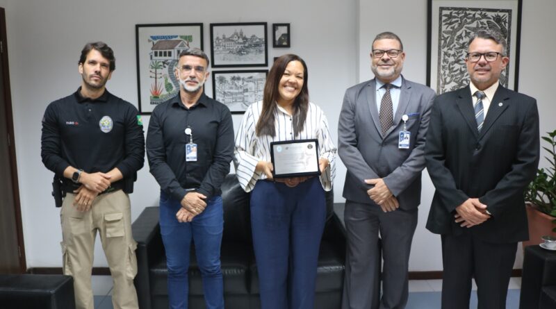 AGEPOLJUS HOMENAGEIA DIRETORA DO FORO DA SJBA POR VALORIZAÇÃO DA POLÍCIA JUDICIAL NA BAHIA