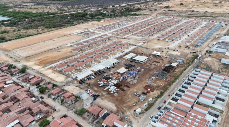 POLICIAIS JUDICIAIS DO GES DA JFPE ATUAM EM OPERAÇÃO DE DESOCUPAÇÃO DE RESIDENCIAL EM PETROLINA