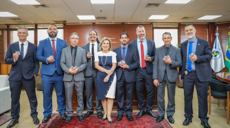 POLICIAIS JUDICIAIS SÃO HOMENAGEADOS COM MOEDA COMEMORATIVA PELOS 40 ANOS DO TRT-15
